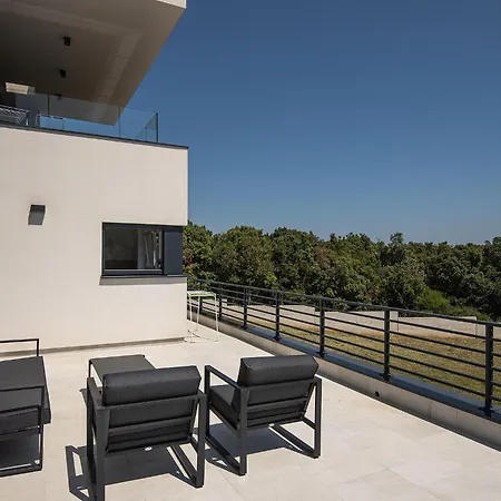Modern With Large Covered Terrace * Pula