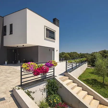 Modern With Large Covered Terrace Lägenhet Pula