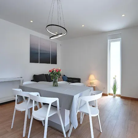 Modern With Large Covered Terrace Lägenhet